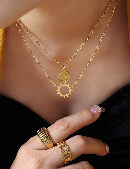 Collar Doble Con Retrato De Medalla De Sol Calado Chapado En Oro De Acero Titanio