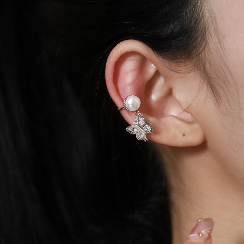Ear Cuff De Mariposa Con Perlas Y Diamantes De Cobre (individual)