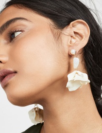 Fashion White Spray Paint Flower Cut Glass Beads Resin Pearl Earrings