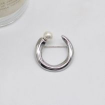 Fashion Silver Metal Letter C-shaped Pearl Brooch