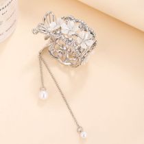Fashion Silver Metal Diamond-encrusted Pearl Petal Catcher