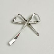 Fashion Silver Metal Bow Broom