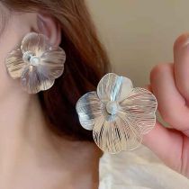 Fashion White Pearl Petal Earrings